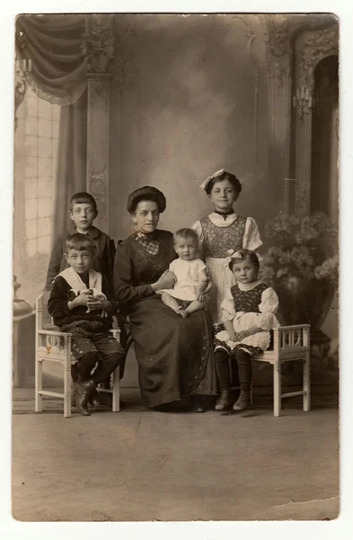 A family vintage photo. Photo was taken in photo studio. The twenties of last century. — Stock Photo, Image