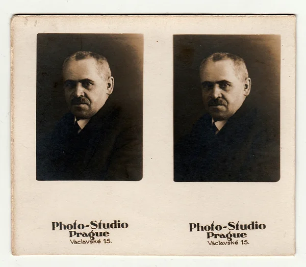 Vintage photo of man.  Portrait photo was taken in photo studio in Prague (1925) — Stock fotografie