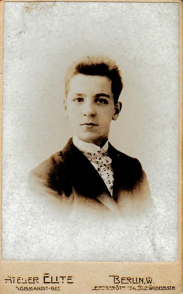 Vintage photo of young man. Portrait photo was taken in photo studio in Berlin. — Stock fotografie