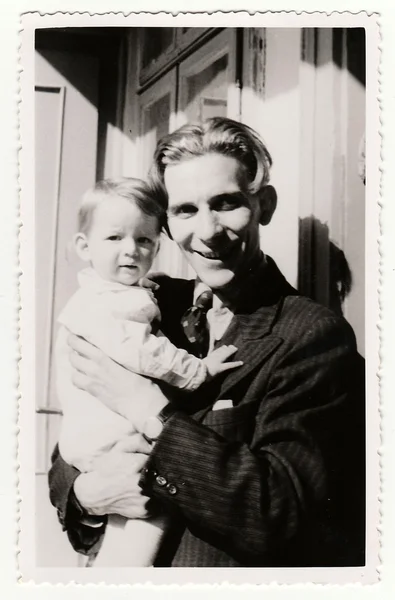 Uma menina pequena com o tio. Fotografia vintage foi tirada em Hodonin (República Checa). Quarenta e poucos anos . — Fotografia de Stock
