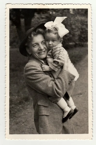 Une petite fille avec sa tante. Photo d'époque prise à Hodonin (République tchèque). Début des années 40 . — Photo
