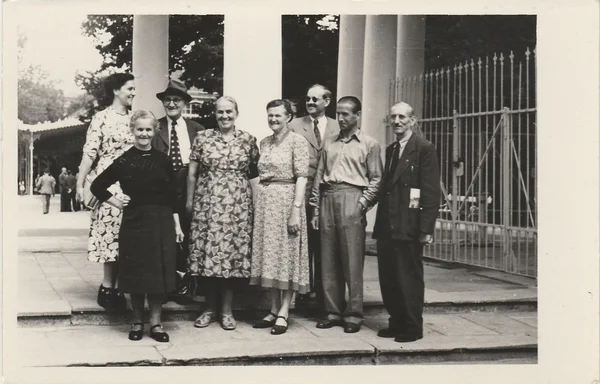 Grupo de pessoas em estância termal (Marianske Lazne, República Checa). Foto tirada em agosto de 1955 . — Fotografia de Stock