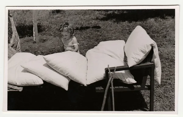 Foto vintage da menina pequena. A foto foi tirada em Hodonin (República Checa). Quarenta e poucos anos — Fotografia de Stock