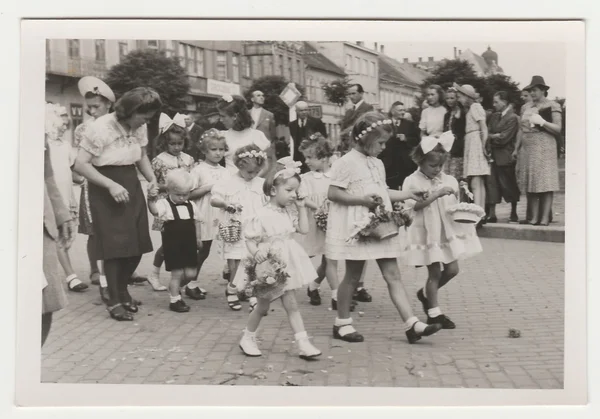 Celebração religiosa em Hodonin (República Checa). Os anos 40. Celebração católica. Foto vintage — Fotografia de Stock