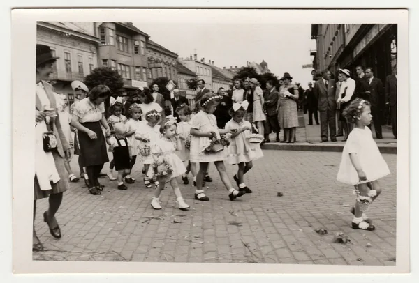 Celebración religiosa en Hodonin (República Checa). Los cuarenta. Celebración católica. Foto vintage . —  Fotos de Stock