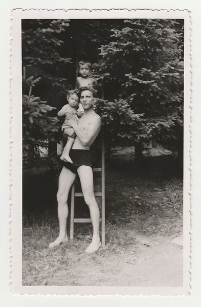 As crianças pequenas com o tio. A foto do vintage de verão foi tirada em Hodonin (República Checa). Quarenta e poucos anos — Fotografia de Stock