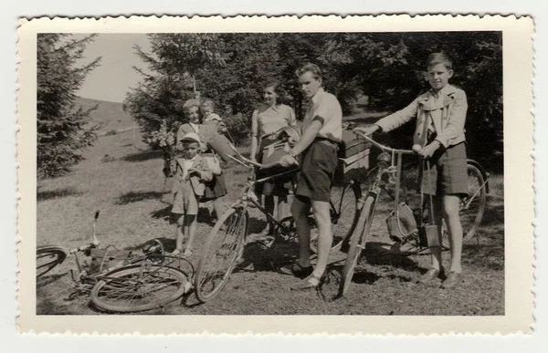 A família vai fazer a viagem. Foto vintage — Fotografia de Stock