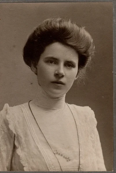 Foto vintage de mujer joven. Foto de retrato fue tomada en estudio de fotografía en Wien — Foto de Stock