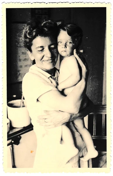 Foto vintage de mãe e bebê. A foto foi tirada em 1941. Foto com tonalidade escura — Fotografia de Stock
