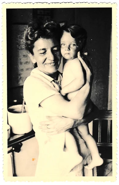 Anne ve bebek Vintage Fotoğraf. Fotoğraf 1941 yılında çekildi. Koyu renk tonu ile fotoğraf