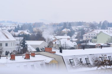 Karla kaplı çatıları sisli havalarda Panoraması.
