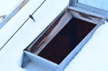 Karla kaplı çatı ve eski bir açık dormer