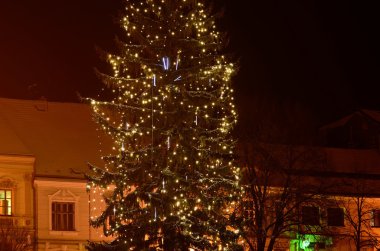 Bir Avrupa kasabasında Noel ağacı aydınlatma