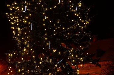 Bir Avrupa kasabasında Noel ağacı aydınlatma