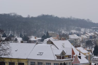 Kış Avrupa bir kasabada. Karlı çatılar.