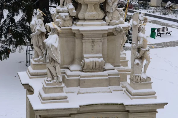 Barock pesten kolumn i vinter. Religiösa tema. — Stockfoto