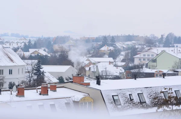 霧深い天候で雪に覆われた屋根のパノラマ. — ストック写真