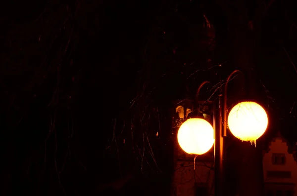 Iluminación de ensueño en un pueblo nocturno de invierno . —  Fotos de Stock