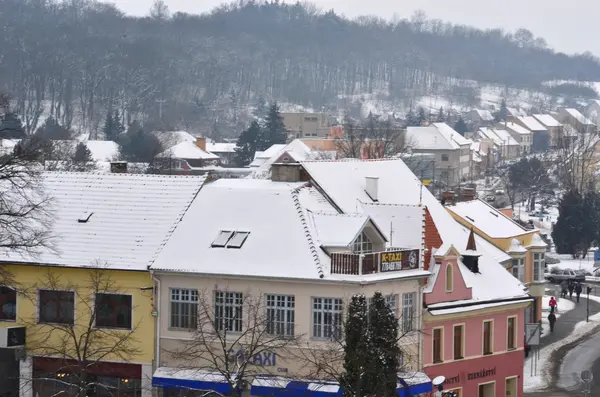 En europeisk stad i vinter. Snötäckta tak. — Stockfoto