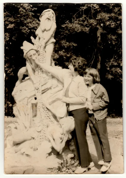 Foto vintage mostra mãe e filha com uma escultura engraçada, por volta de 1970 . — Fotografia de Stock