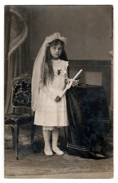 어린 소녀의 빈티지 사진 - 그녀의 첫 번째 거룩한 친교, 1930 년경. — 스톡 사진