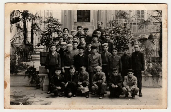 Класс мальчиков в школьной поездке, около 1950 года . — стоковое фото