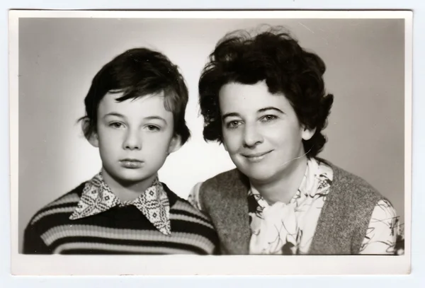 Retro photo of mother and her son. Portrait photo was taken in photo studio, circa 1980s. — 图库照片