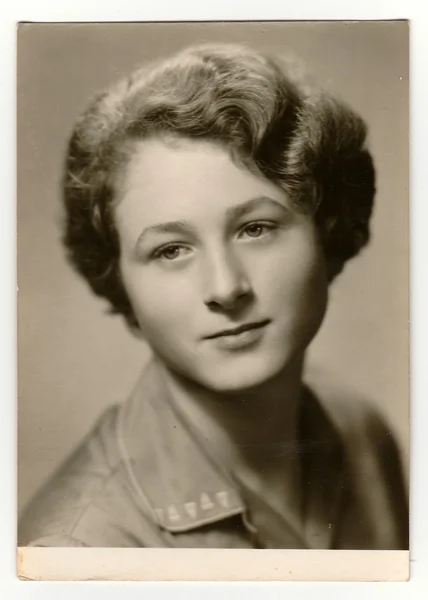 Vintage photo of a young woman. Portrait photo was taken in photo studio, circa 1950s. — Stockfoto