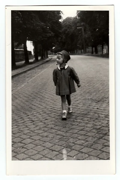 Вінтажне фото маленької дівчинки, близько 1943 року . — стокове фото