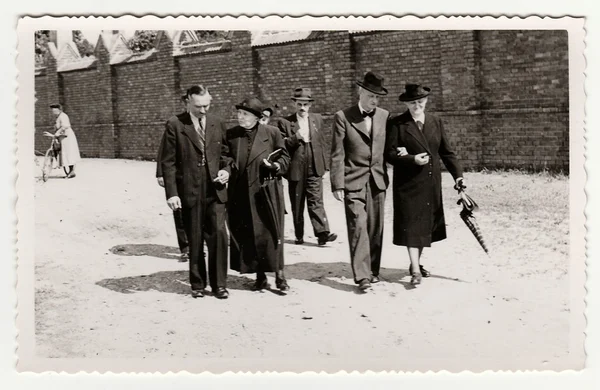 Foto vintage mostra um grupo de pessoas durante uma caminhada, por volta de 1940 . — Fotografia de Stock