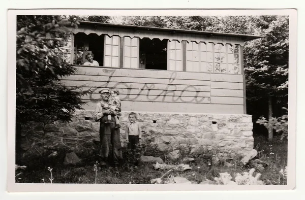 Foto vintage mostra as crianças pequenas com seu avô, por volta de 1941 . — Fotografia de Stock