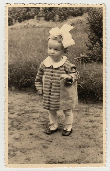 Uma menina pequena, por volta de 1942 . — Fotografia de Stock