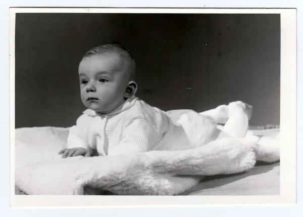 Foto retro del niño (seis meses de edad). Foto de retrato fue tomada en el estudio de fotografía el 10 de marzo de 1972 . — Foto de Stock