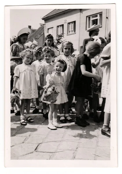 Винтажное фото показывает религиозное (католическое) празднование, около 1943 года . — стоковое фото