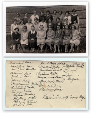 Ön ve arka vintage fotoğraf okulun önünde bir grup kızı (sınıf) gösterir