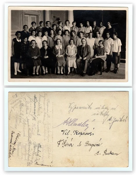 Передняя и задняя часть винтажного фото. Фото показывает группу девочек (одноклассников) в школьном коридоре и их подписи, около 1927 года . — стоковое фото