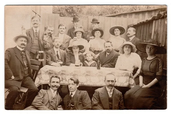 Una foto vintage muestra a la gente durante la fiesta, alrededor de 1920 . — Foto de Stock