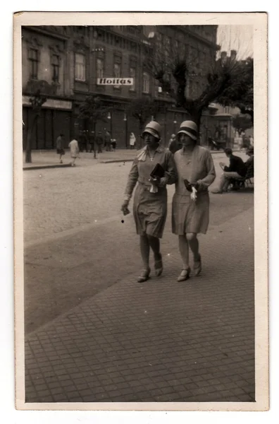 Uma foto vintage mostra mulheres jovens durante um passeio na cidade, por volta dos anos 1930 . — Fotografia de Stock