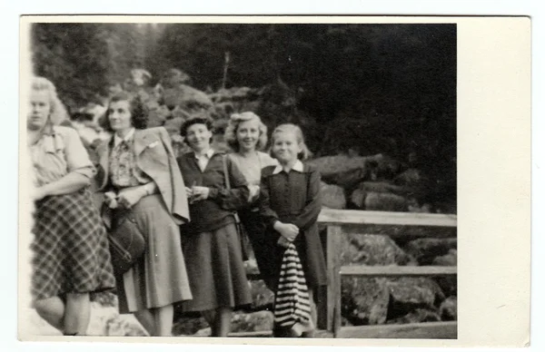 Bi threesomes uchun Tanishuv Qorongi yalangoch qizlarning fotosuratlari