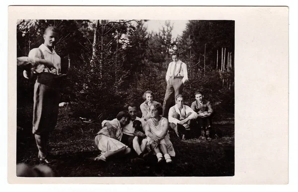 Хлопці з дівчатами в природі. Вінтажні фотографії, близько 1940 року . — стокове фото