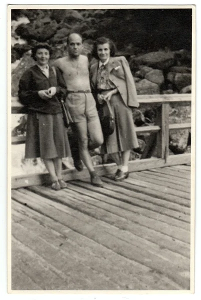 Винтажное фото показывает людей в отпуске, около 1950 года . — стоковое фото
