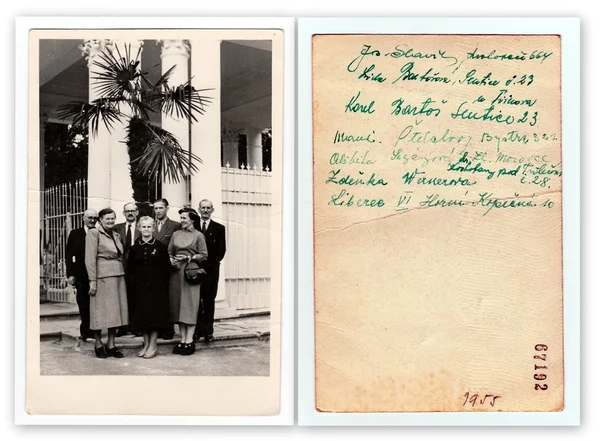 Εμπρός και πίσω μέρος του vintage φωτογραφία. Η φωτογραφία δείχνει ομάδα ανθρώπων στο θέρετρο σπα και τις υπογραφές τους, Αύγουστος 1955. — Φωτογραφία Αρχείου