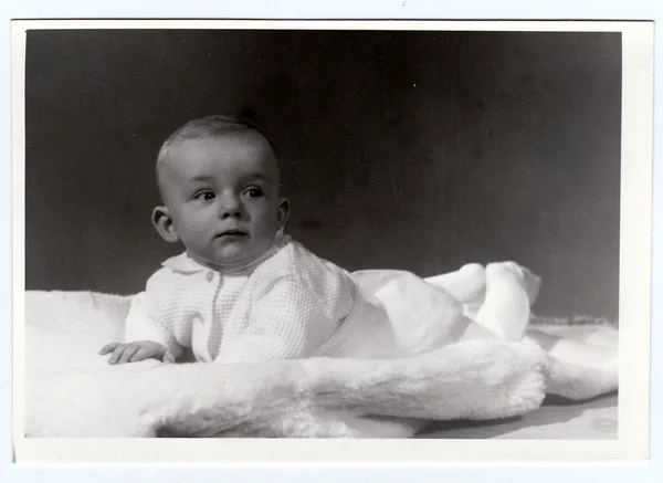 怀旧照片的男婴 (六个月大)。肖像照片是在摄影工作室 — 图库照片