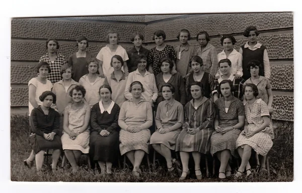 Foto vintage muestra a un grupo de niñas (compañeros de clase) frente a la escuela — Foto de Stock