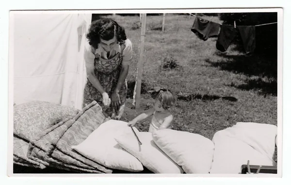 Uma foto vintage mostra a mãe com a menina no jardim — Fotografia de Stock