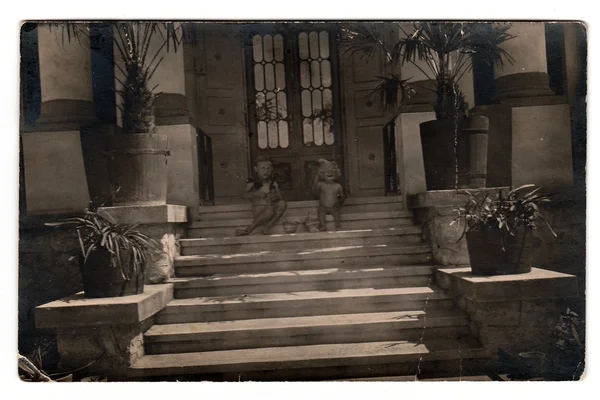 Fotografie vintage arată fete mici stau pe scări în fața vilei — Fotografie, imagine de stoc