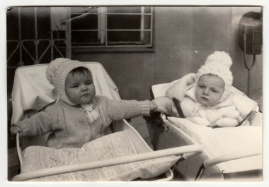 1972 yaklaşık Çekoslovak Sosyalist Cumhuriyeti: Vintage fotoğraf gösterileri bebekler bebek arabası (Bebek carrieges), 1972 yaklaşık.