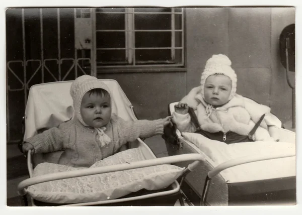 Československé Socialistické Republiky Circa 1972 Vintage Foto Ukazuje Děti Kočárky — Stock fotografie