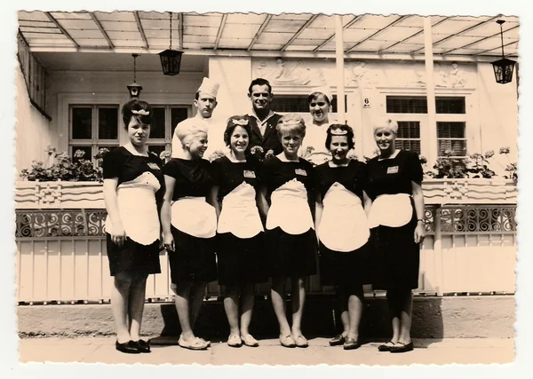Vintage photo shows hotel staff in front of hotel, circa 1960s. — 图库照片