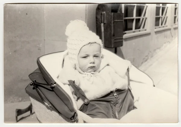 Вінтажні фотографії показують дитину в колясці (дитячий карріге), близько 1972 року . — стокове фото